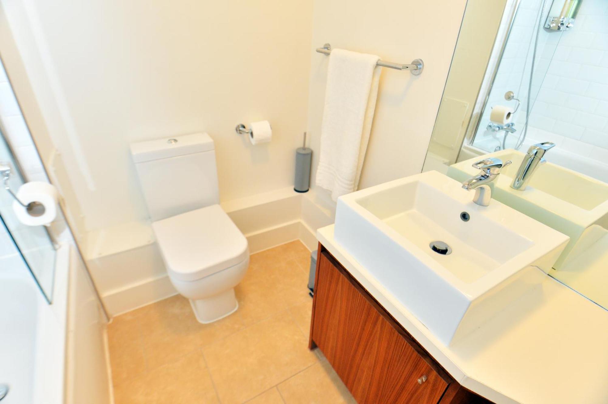 Stylish 2Br Flat - 2 Free Parking Spaces - Near Lgw Airport Crawley  Bagian luar foto